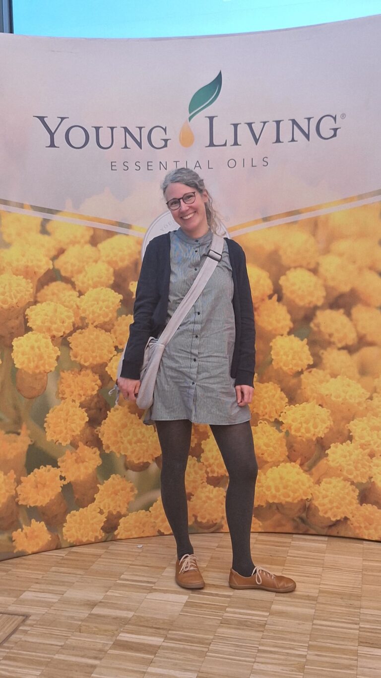 Katja vor einer Young-Living-Aufstellwand