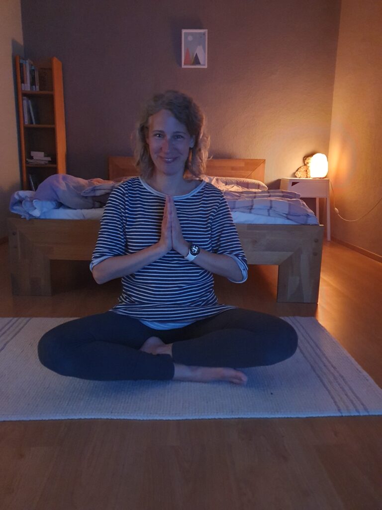 Katja bei einer ruhigen Übung zu Hause
