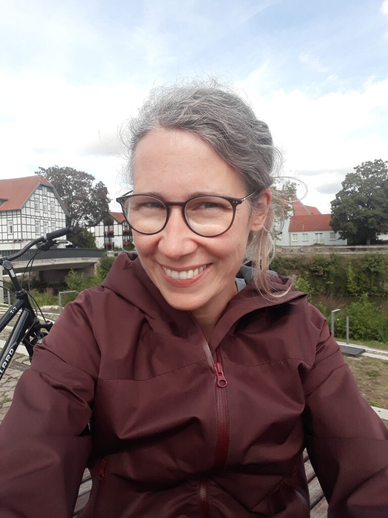 Katja draußen an einem hellen Tag