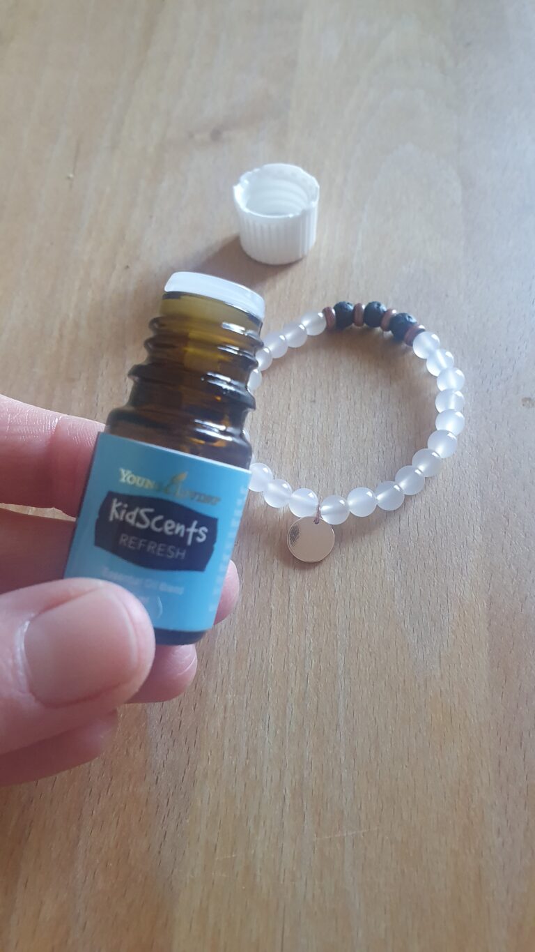 Eine Hand hält ein KidScents-Fläschchen